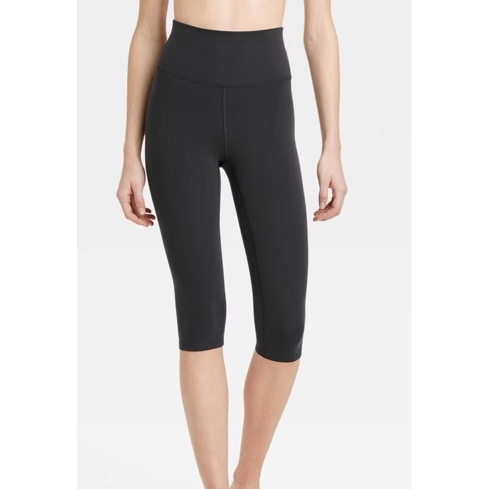 NWT Women All In Motion Everyday Soft Ultra High Rise Capri Leggings Black‎ XL
